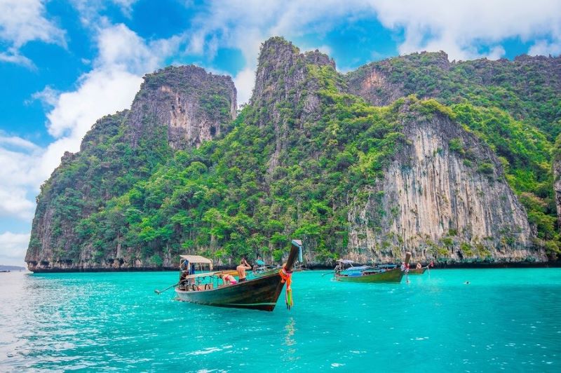 long-boat-blue-water-maya-bay-ph